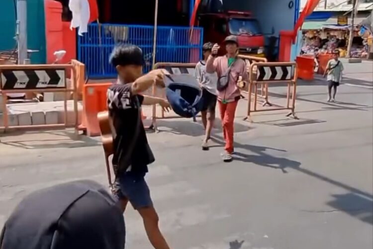Anjal Kejar Peziarah Minta Uang di Sunan Ampel. (Foto: Diskominfo Surabaya)