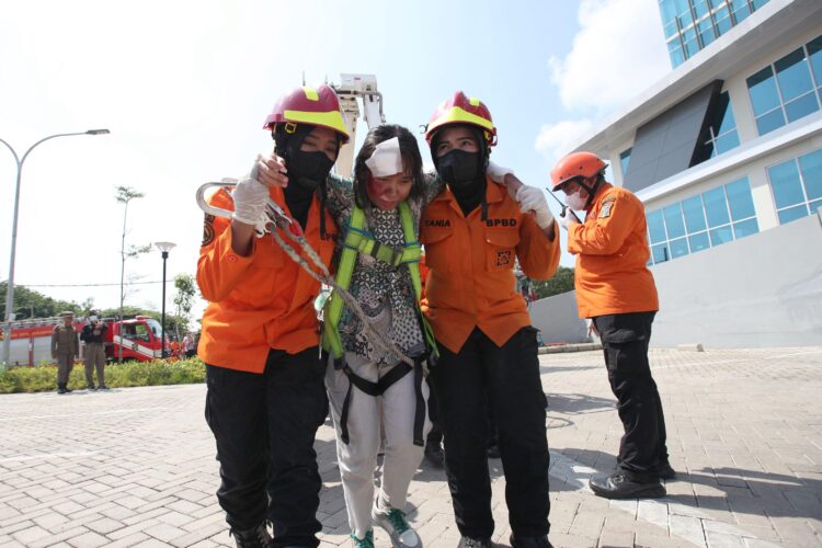Simulasi mitigasi bencana gempa bumi (dok. BPBD Surabaya)