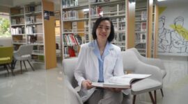 dr. Venny Singgih, Sp.P., dosen Fakultas Kedokteran UK Petra yang membahas mengenai bahaya material abu vulkanik bagi paru-paru. (Foto: dok Humas UK Petra)