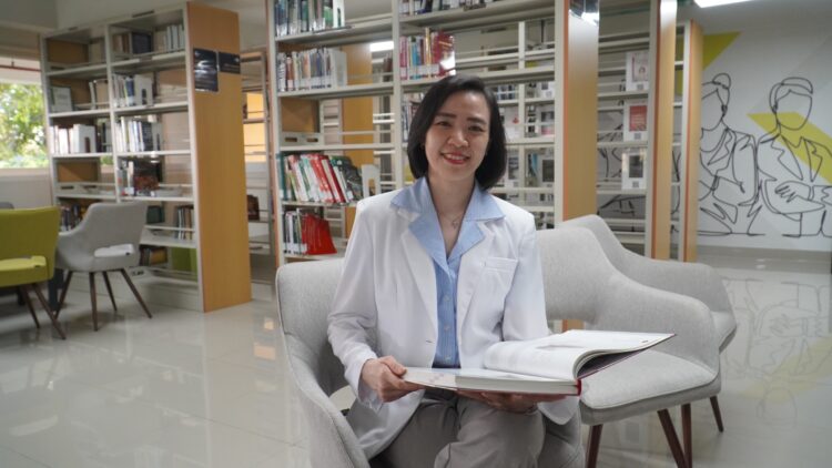 dr. Venny Singgih, Sp.P., dosen Fakultas Kedokteran UK Petra yang membahas mengenai bahaya material abu vulkanik bagi paru-paru. (Foto: dok Humas UK Petra)