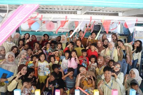 Foto bersama dosen dan mahasiswa serta anak-anak Rangkah/istimewa