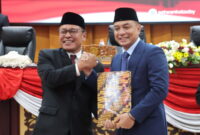 Wali Kota Eri Cahyadi bersama Wakil Ketua DPRD Arif Fathoni usai sepakati RAPBD 2027 Kota Surabaya