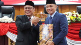 Wali Kota Eri Cahyadi bersama Wakil Ketua DPRD Arif Fathoni usai sepakati RAPBD 2027 Kota Surabaya