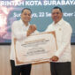 Wali Kota Eri saat menyerahkan penghargaan di Kantor Kejati Jatim, Selasa (22/9/2026)/Dok.Diskominfo Surabaya