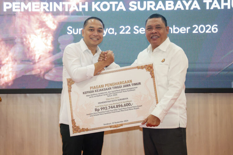 Wali Kota Eri saat menyerahkan penghargaan di Kantor Kejati Jatim, Selasa (22/9/2026)/Dok.Diskominfo Surabaya