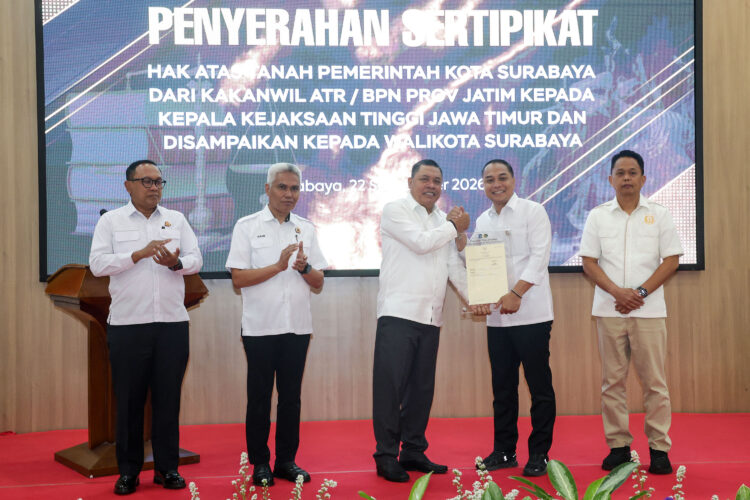 Wali Kota Eri saat menyerahkan penghargaan di Kantor Kejati Jatim, Selasa (22/9/2026)/Dok.Diskominfo Surabaya