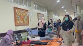 Para pasien yang diduga alami keracunan usai santap menu MBG saat dirawat di RS. (Foto: detik.com)