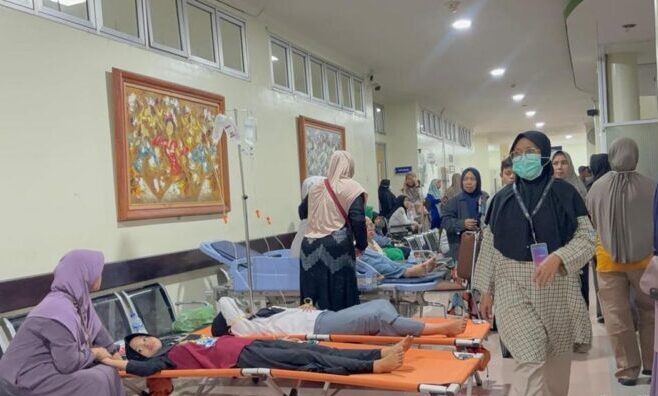 Para pasien yang diduga alami keracunan usai santap menu MBG saat dirawat di RS. (Foto: detik.com)