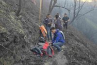 Keluarga korban meninggal kebakaran Bromo mendapat santunan dari Gubernur Jatim Khofifah Indar Parawansa. (Foto: Ist)