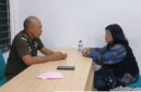terpidana kasus penipuan Nunik Indah Rini ditangkap tim Kejaksaan Negeri (kejari) Surabaya saat makan siang di Surabaya usai menjadi buronan 14 tahun. (Foto: Kejari Surabaya)