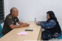 terpidana kasus penipuan Nunik Indah Rini ditangkap tim Kejaksaan Negeri (kejari) Surabaya saat makan siang di Surabaya usai menjadi buronan 14 tahun. (Foto: Kejari Surabaya)