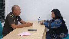 terpidana kasus penipuan Nunik Indah Rini ditangkap tim Kejaksaan Negeri (kejari) Surabaya saat makan siang di Surabaya usai menjadi buronan 14 tahun. (Foto: Kejari Surabaya)