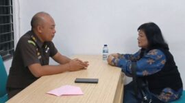 terpidana kasus penipuan Nunik Indah Rini ditangkap tim Kejaksaan Negeri (kejari) Surabaya saat makan siang di Surabaya usai menjadi buronan 14 tahun. (Foto: Kejari Surabaya)
