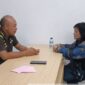 terpidana kasus penipuan Nunik Indah Rini ditangkap tim Kejaksaan Negeri (kejari) Surabaya saat makan siang di Surabaya usai menjadi buronan 14 tahun. (Foto: Kejari Surabaya)