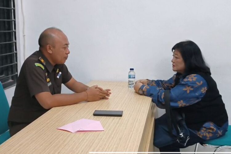 terpidana kasus penipuan Nunik Indah Rini ditangkap tim Kejaksaan Negeri (kejari) Surabaya saat makan siang di Surabaya usai menjadi buronan 14 tahun. (Foto: Kejari Surabaya)