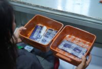 Tiga ponsel yang dimoifikasi agar tidak ketahuan petugas didalam sebuah wadah. (Foto: Ist)