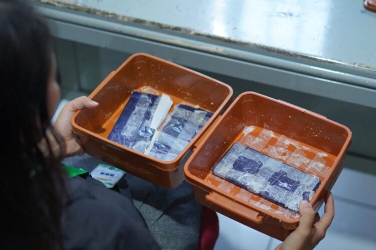 Tiga ponsel yang dimoifikasi agar tidak ketahuan petugas didalam sebuah wadah. (Foto: Ist)