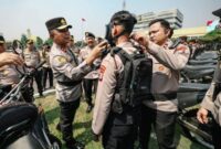 Kapolda Jatim Irjen Pol Dekananto Eko Purwono mengecek peralatan dan kesiapan pasukan BKO untuk Karhutla di halaman Mapolda Jatim. (Foto: Bidhumas Polda Jatim)
