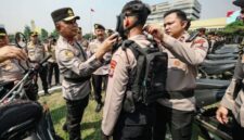 Kapolda Jatim Irjen Pol Dekananto Eko Purwono mengecek peralatan dan kesiapan pasukan BKO untuk Karhutla di halaman Mapolda Jatim. (Foto: Bidhumas Polda Jatim)