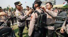 Kapolda Jatim Irjen Pol Dekananto Eko Purwono mengecek peralatan dan kesiapan pasukan BKO untuk Karhutla di halaman Mapolda Jatim. (Foto: Bidhumas Polda Jatim)