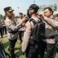 Kapolda Jatim Irjen Pol Dekananto Eko Purwono mengecek peralatan dan kesiapan pasukan BKO untuk Karhutla di halaman Mapolda Jatim. (Foto: Bidhumas Polda Jatim)