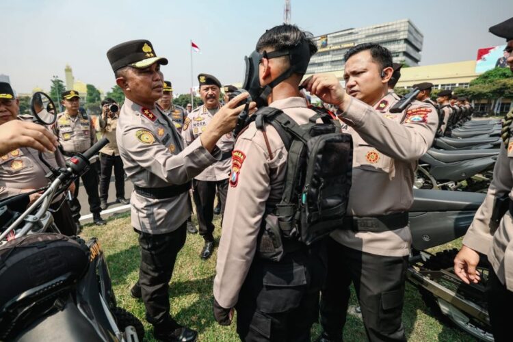 Kapolda Jatim Irjen Pol Dekananto Eko Purwono mengecek peralatan dan kesiapan pasukan BKO untuk Karhutla di halaman Mapolda Jatim. (Foto: Bidhumas Polda Jatim)