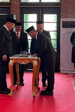 Eri Lantik 85 ASN Surabaya, Tegaskan Jabatan Bukan Titipan