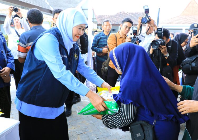 Pasar Murah Khofifah di Pacitan, Beras SPHP Dijual Rp 11 Ribu per Kg. (Foto: Humas Pemprov Jatim)