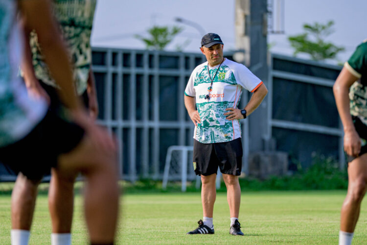 Tavares siapkan kemungkinan rotasi pemain hadapi Persijap akibat jadwal padat. (Foto: persebaya.id)