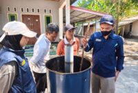 Pelaksanaan bimbingan teknis pengolahan biochar dari limbah pertanian oleh TEP 21 ITS 2026 yang dipimpin oleh Grasianto MSc PhD (paling kanan). (Foto: Humas ITS)