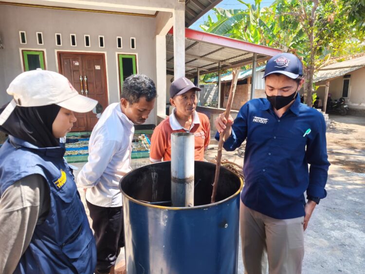 Pelaksanaan bimbingan teknis pengolahan biochar dari limbah pertanian oleh TEP 21 ITS 2026 yang dipimpin oleh Grasianto MSc PhD (paling kanan). (Foto: Humas ITS)