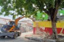 Alat berat diturunkan untuk mempercepat penertiban bangunan liar di kawasan Tambang Boyo-Pacar Kembang. (Foto: dok Satpol PP Surabaya)