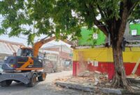 Alat berat diturunkan untuk mempercepat penertiban bangunan liar di kawasan Tambang Boyo-Pacar Kembang. (Foto: dok Satpol PP Surabaya)