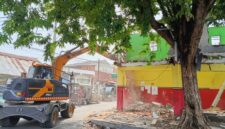 Alat berat diturunkan untuk mempercepat penertiban bangunan liar di kawasan Tambang Boyo-Pacar Kembang. (Foto: dok Satpol PP Surabaya)