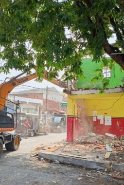 Urai Macet Tambang Boyo, Lima Bangunan Liar di Pacar Kembang Ditertibkan