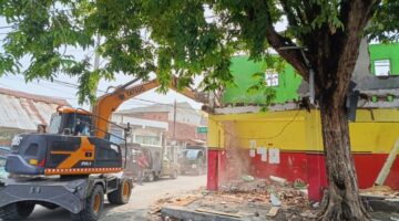 Alat berat diturunkan untuk mempercepat penertiban bangunan liar di kawasan Tambang Boyo-Pacar Kembang. (Foto: dok Satpol PP Surabaya)