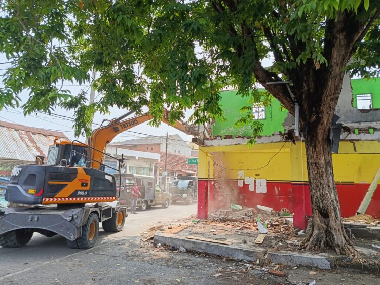 Alat berat diturunkan untuk mempercepat penertiban bangunan liar di kawasan Tambang Boyo-Pacar Kembang. (Foto: dok Satpol PP Surabaya)