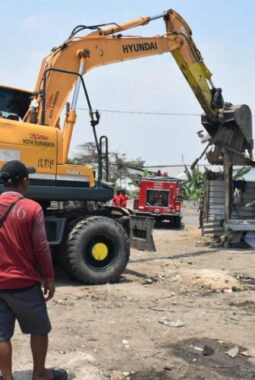 15 Bangunan Liar di Lahan Aset Pemkot Surabaya Ditertibkan