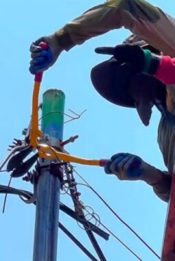 Surabaya Bongkar 116 Tiang dan Tertibkan 91 Kabel Utilitas Liar