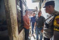 Jajaran Pemkot Surabaya bersama pihak kepolisian saat mendatangi lokasi yang diduga digunakan untuk lokasi penampungan calon ART. Foto: Bs/Istimewa