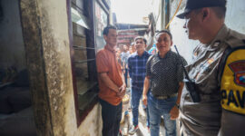 Jajaran Pemkot Surabaya bersama pihak kepolisian saat mendatangi lokasi yang diduga digunakan untuk lokasi penampungan calon ART. Foto: Bs/Istimewa