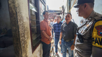 Jajaran Pemkot Surabaya bersama pihak kepolisian saat mendatangi lokasi yang diduga digunakan untuk lokasi penampungan calon ART. Foto: Bs/Istimewa