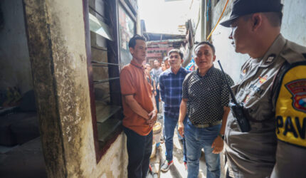 Jajaran Pemkot Surabaya bersama pihak kepolisian saat mendatangi lokasi yang diduga digunakan untuk lokasi penampungan calon ART. Foto: Bs/Istimewa