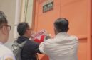 Petugas gabungan menempelkan stiker pelanggaran pada rumah kos yang tidak berizin. (Foto: dok Satpol PP Surabaya)