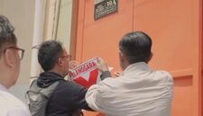 Petugas gabungan menempelkan stiker pelanggaran pada rumah kos yang tidak berizin. (Foto: dok Satpol PP Surabaya)
