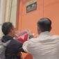 Petugas gabungan menempelkan stiker pelanggaran pada rumah kos yang tidak berizin. (Foto: dok Satpol PP Surabaya)