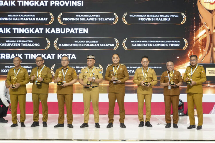 Wali Kota Eri Cahyadi saat menerima penghargaan/dok.Diskominfo Surabaya/dok.Diskominfo Surabaya