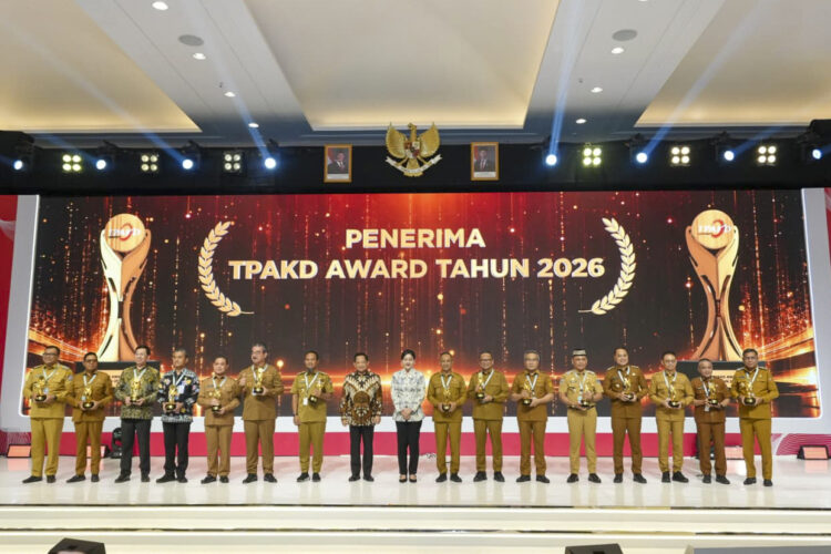 Wali Kota Eri Cahyadi saat menerima penghargaan/dok.Diskominfo Surabaya/dok.Diskominfo Surabaya