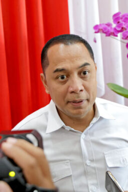 Eri Ingatkan Warga Surabaya Jangan Pinjamkan KTP untuk Beli Mobil