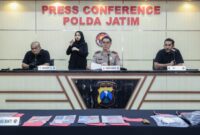 Polda Jatim Bongkar Komplotan Ganjal ATM, 5 Tersangka Ditangkap. (Foto: Istimewa)